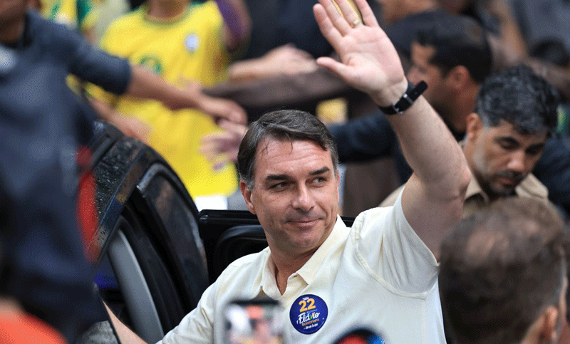 Tras su fuga a Miami, Flavio Bolsonaro sigue sin reconocer la derrota electoral y amenazó con dar un Golpe en Brasil antes de 2030