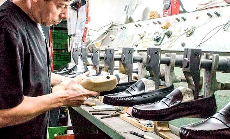 La industria del calzado, con más de 200 fábricas cerradas y 10.000 empleos menos, alertó que está «en riesgo de extinción»