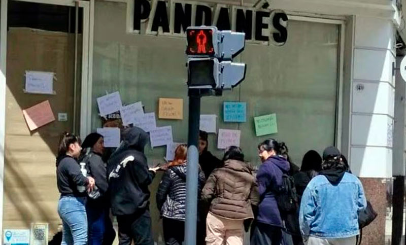 Cerró una importante cadena de panaderías y los despidos fueron comunicados a la madrugada por WhatsApp