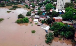 Paraguay: la crecida del Paraná inunda Ciudad del Este y afecta a 650 familias