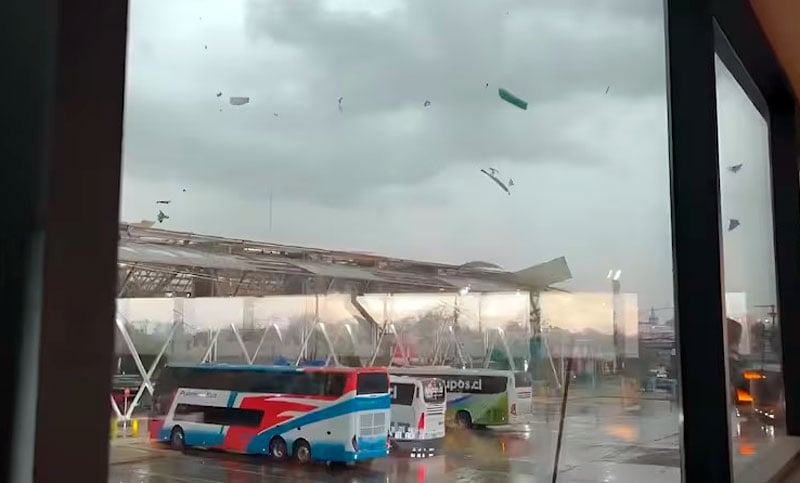 Un temporal azotó Santiago de Chile: inundaciones, evacuaciones masivas y un tornado dejaron graves daños