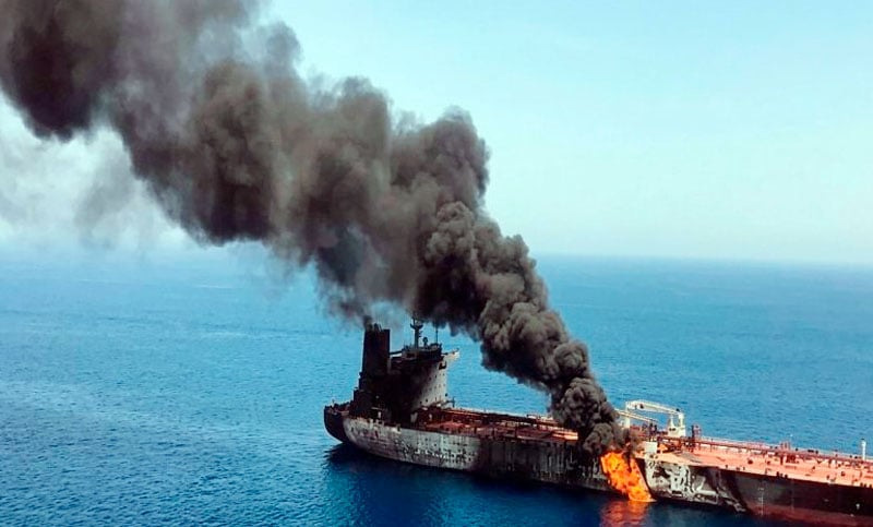 Explosión e incendio en un superpetrolero tras chocar con una mina en el estrecho de Ormuz