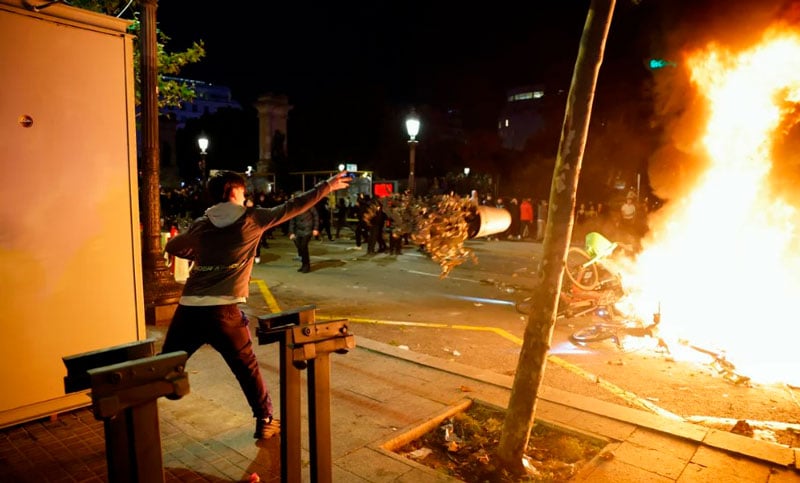 Graves disturbios en Barcelona: saqueos, barricadas e incendios tras una convocatoria en redes sociales