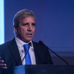 La de siempre: Caputo negó la recesión y le echó la culpa al kirchnerismo por el aumento del Riesgo País