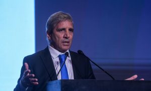 La de siempre: Caputo negó la recesión y le echó la culpa al kirchnerismo por el aumento del Riesgo País