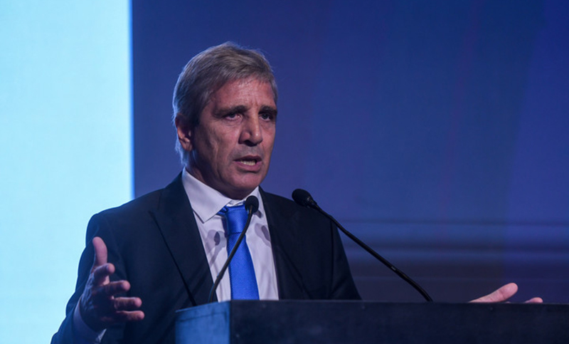 La de siempre: Caputo negó la recesión y le echó la culpa al kirchnerismo por el aumento del Riesgo País