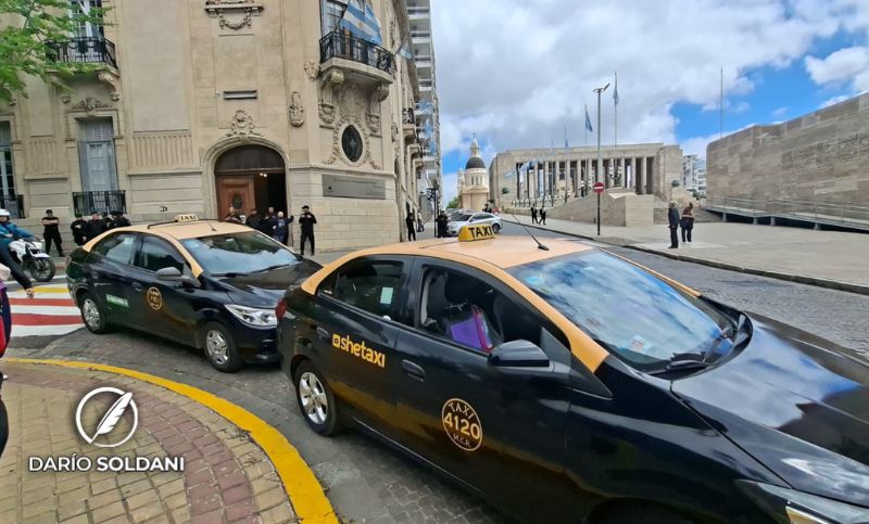 Taxistas rechazan la regulación de las aplicaciones: «Es una fantasía que le ponen a la sociedad para que siga todo en negro»