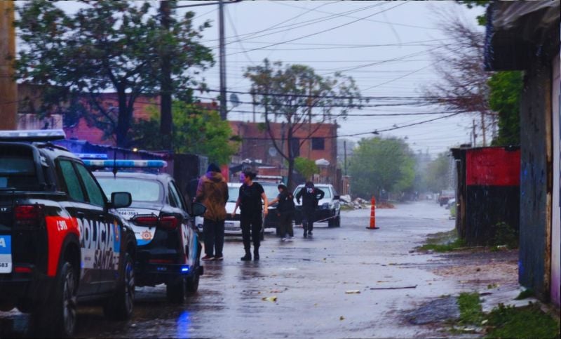 Asesinaron a balazos a un joven de 19 años dentro de una casa deshabitada en barrio San Francisquito