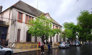 Grave denuncia por presuntos abusos en la Escuela Nº 85: padres se concentran y exigen explicaciones a las autoridades