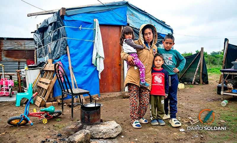 Una familia montó una casilla en un terreno del Puerto y teme ser desalojada: “Podríamos quedar en la calle y perder a los chicos”