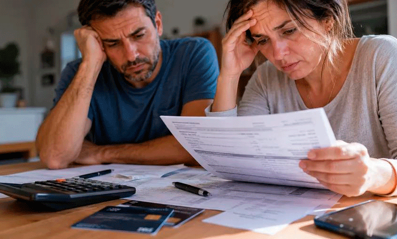 Salarios en picada: dos de cada tres argentinos agotan sus ingresos el 20 de cada mes