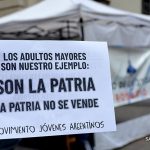 Nueva juntada de firmas de jubilados en la peatonal: «Estamos en la primera fila de defensa del PAMI 1, porque es un patrimonio de la ciudad»