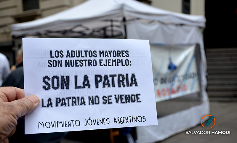 Nueva juntada de firmas de jubilados en la peatonal: «Estamos en la primera fila de defensa del PAMI 1, porque es un patrimonio de la ciudad»