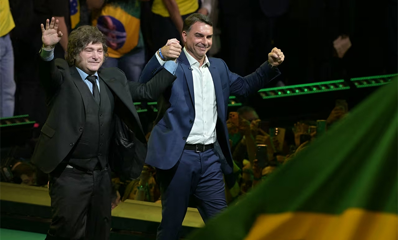 Fuga de Bolsonaro: denuncian penalmente a Milei, Quirno y Caputo por “encubrimiento agravado”