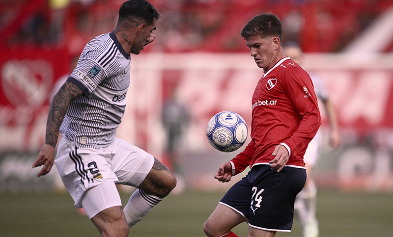Boca le ganó a Independiente sobre el final y lidera la tabla anual