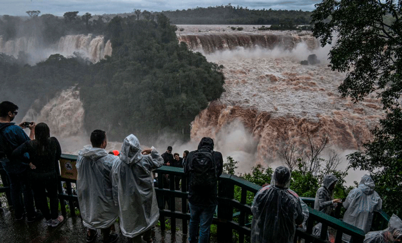 Efecto «El Niño»: cerraron temporalmente parte de las Cataratas del Iguazú ante el avance del caudal de agua