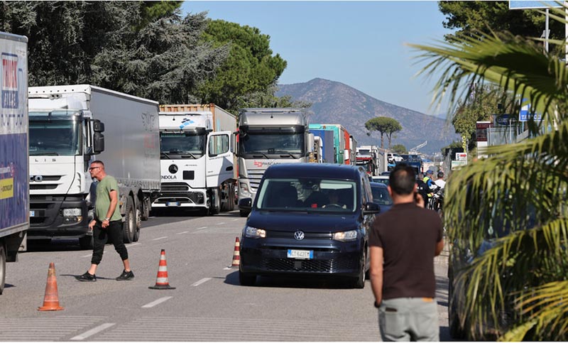 Protesta de camioneros contra aumentos de combutible y costo de vida provocan escasez de alimentos en supermercados de Italia