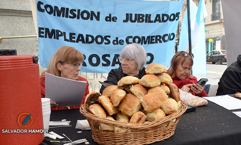 Con pan y mate cocido, adultos mayores volvieron a juntar firmas en Córdoba y Corrientes