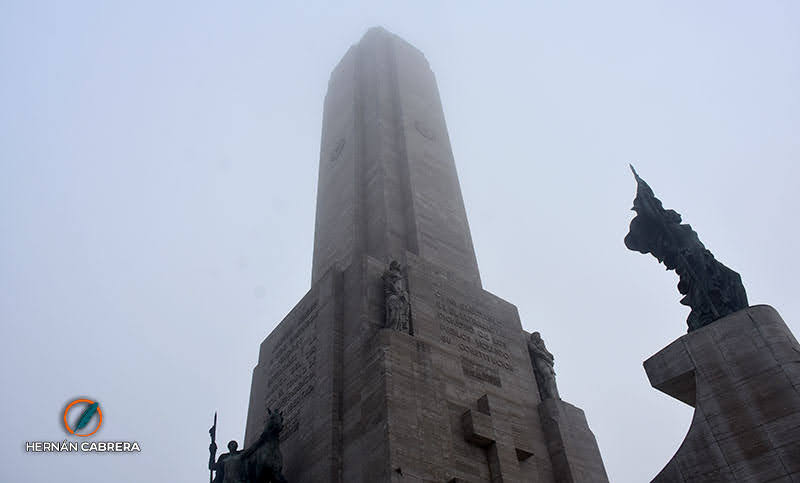 Clima en Rosario: neblinas matinales que acompañan un cielo nuboso este domingo