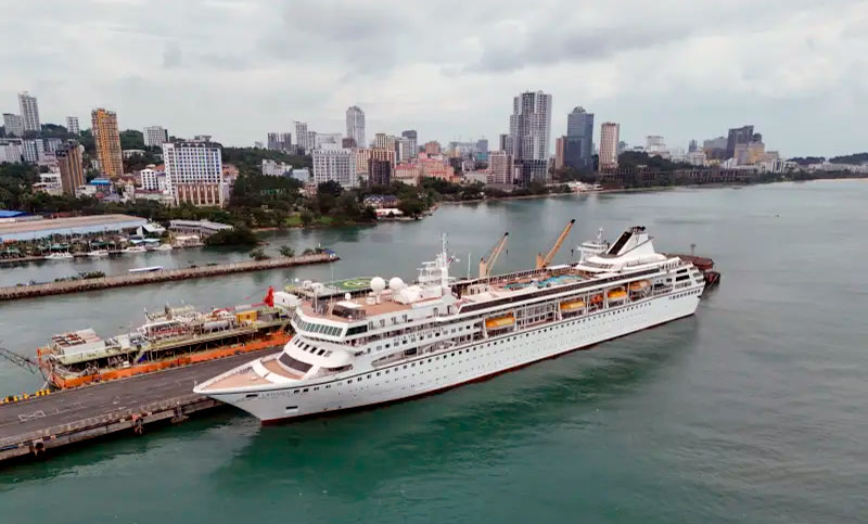 Un crucero de Estados Unidos quedó varado en Camboya por el aumento del combustible y bajó a cientos de pasajeros