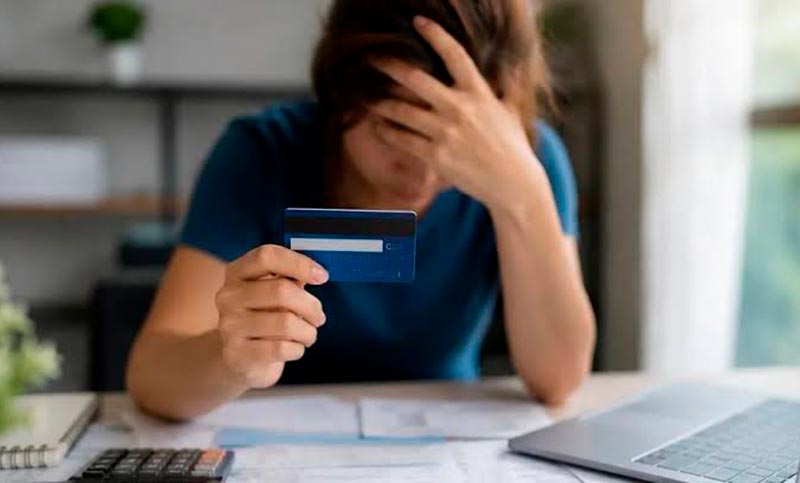La morosidad de las familias alcanzó el 12,8% en agosto y la tarjeta de crédito perdió terreno