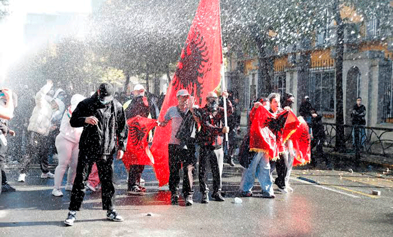 Continúan las protestas en Albania contra el primer ministro e incendiaron la sede de la Corte Suprema