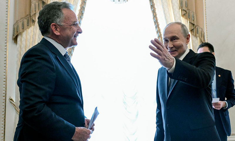 Putin recibe a un enviado de Trump para hablar sobre Ucrania y libera a un estadounidense detenido en Rusia