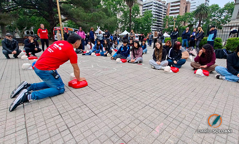 De corazón: alumnos y docentes se capacitan en RCP en el Día Mundial de la Reanimación Cardiopulmonar