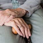 Día Internacional de las Personas Mayores: el desafío de profesionalizar los cuidados
