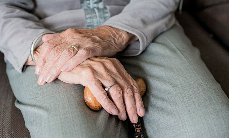 Día Internacional de las Personas Mayores: el desafío de profesionalizar los cuidados