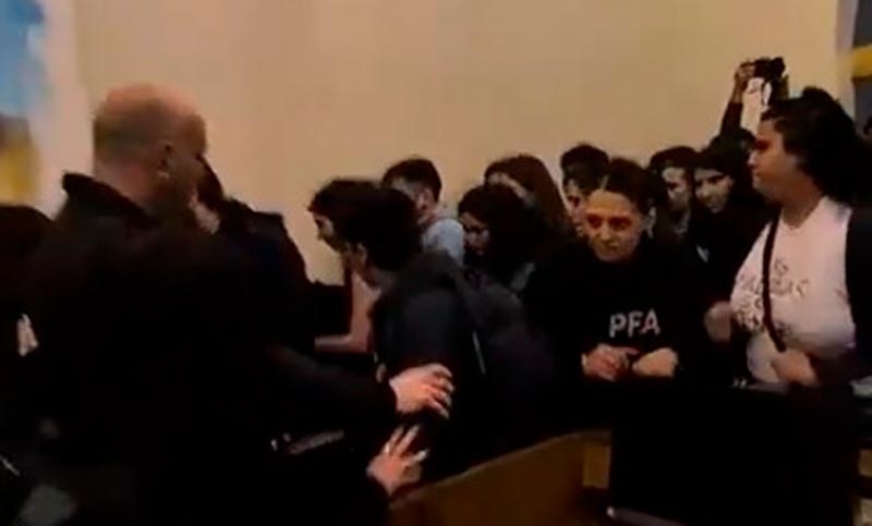 Estudiantes ingresaron a la Secretaría de Educación para exigir el cumplimiento de la Ley de Financiamiento Universitario