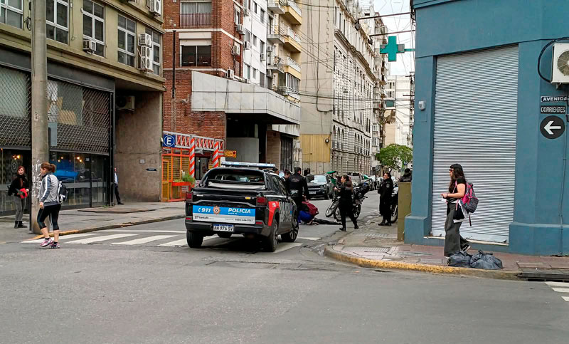 Robaron la bicicleta a un menor con un revólver en pleno centro: uno de los ladrones cayó del rodado y terminó hospitalizado