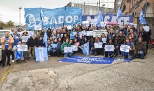 Docentes se movilizaron al Ministerio de Educación para reclamar por cargos y condiciones de las escuelas