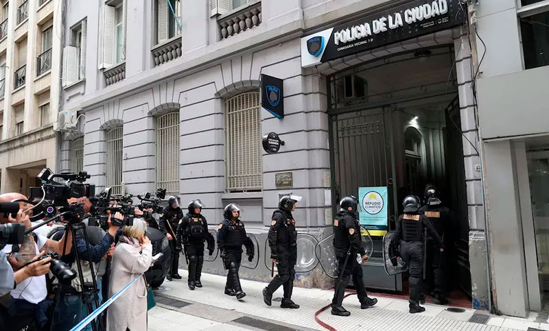 Tras horas de tensión liberaron al policía retenido en un motin de una comisaría porteña