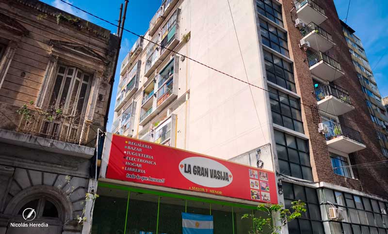 Accidente en el microcentro: un menor cayó desde varios metros sobre la terraza de un bazar