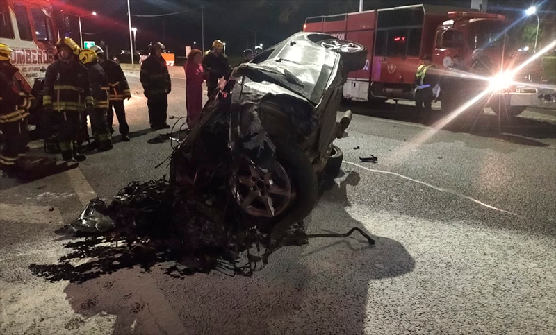 Circunvalación y Palliere: un joven perdió el control de su auto, volcó y murió