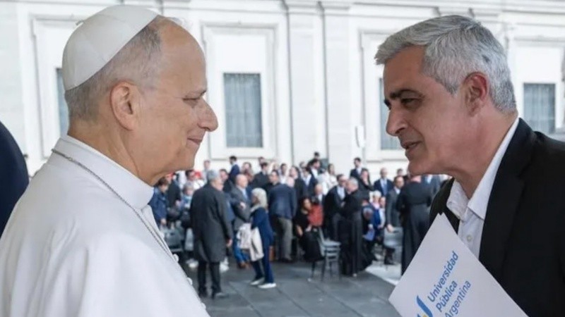 Bartolacci le entregó un documento sobre la situación de la Universidad argentina al Papa