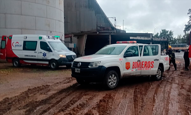 Puerto San Martín: rescataron a un obrero que cayó dentro del pozo de noria