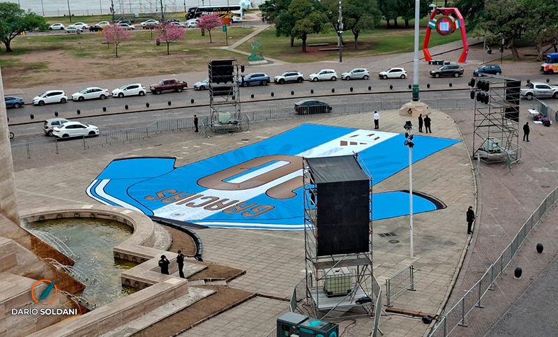 Apareció una camiseta gigante de Messi en el Monumento a la Bandera: ¿de qué se trata el homenaje?
