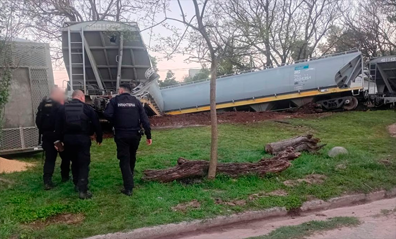 Descarriló y volcó un tren de cargas en Santa Fe: el tránsito en varias cuadras tuvo que ser interrumpido