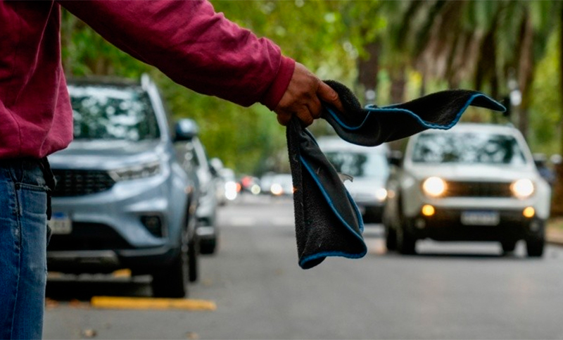 Avanza la prohibición de cuidacoches en Rosario: “El Estado tiene que ver cómo contiene a las familias que están en esta situación”
