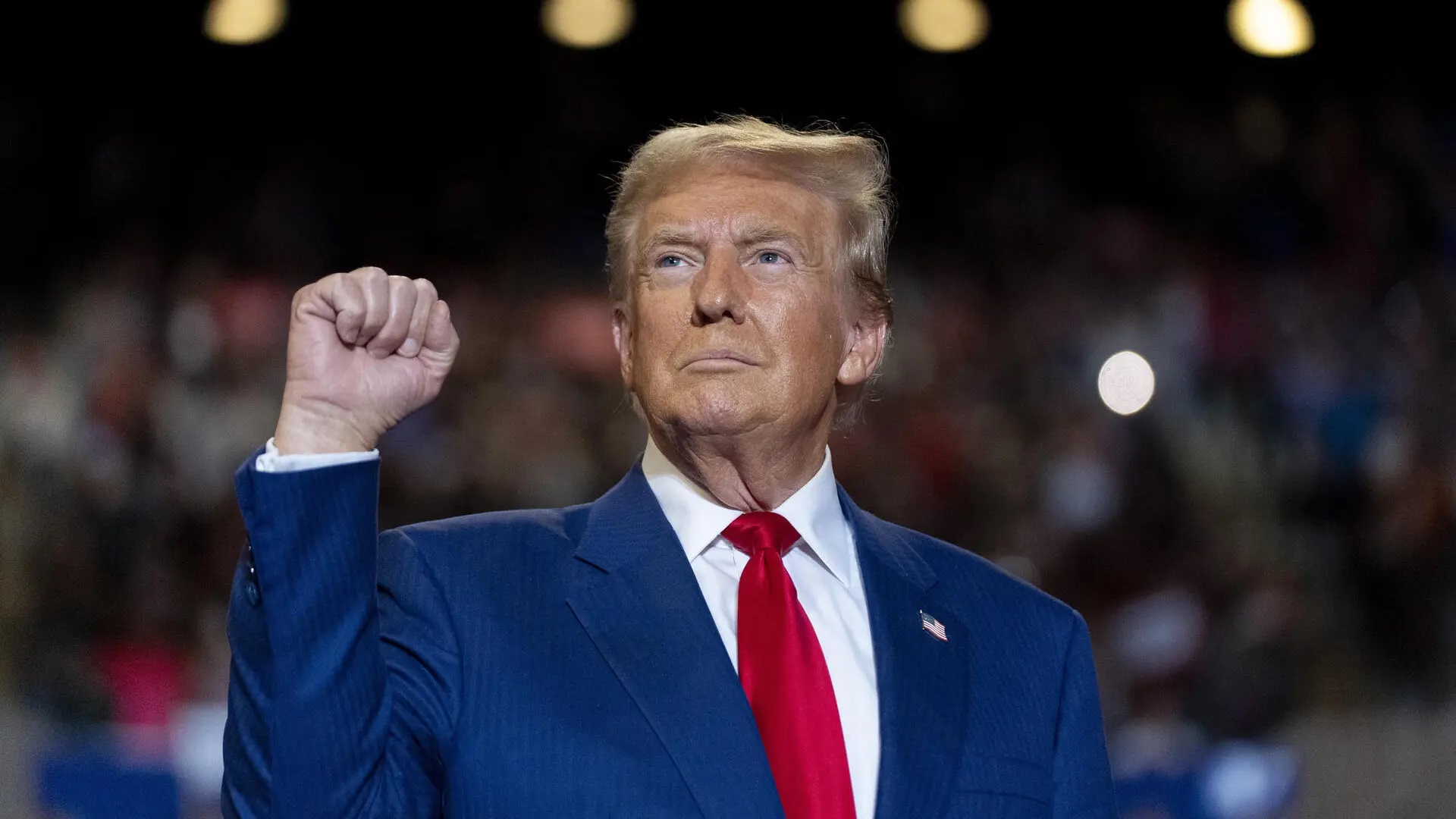 Trump saludó a Flávio Bolsonaro por superar a Lula y aseguró que «se espera una segunda vuelta muy reñida»