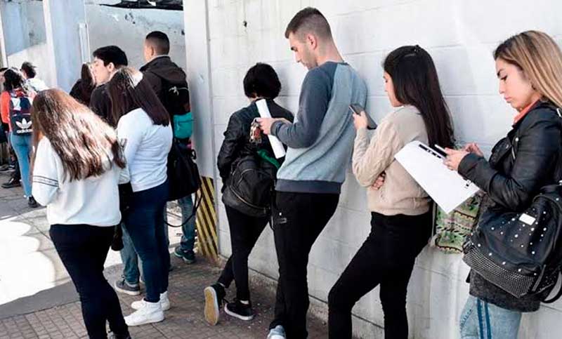 La prestación por desempleo creció 30% por despidos en la industria, comercio y construcción