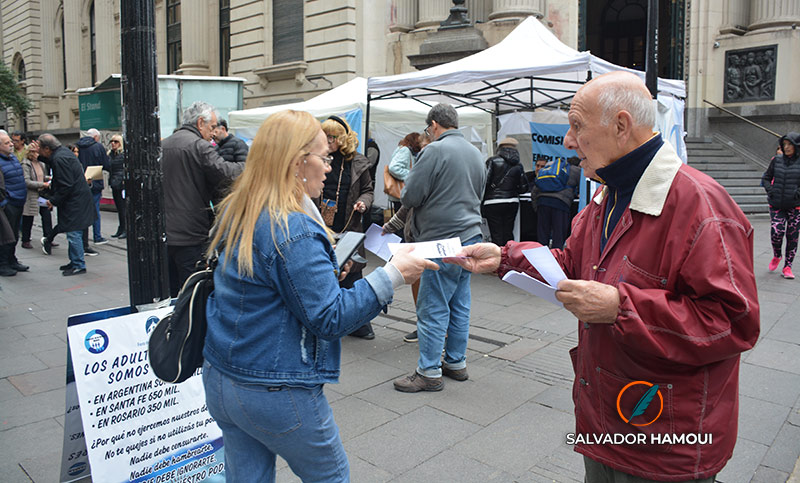 Jubilados juntaron firmas en la peatonal y se sumaron al pedido de rechazo del DNU 70/23