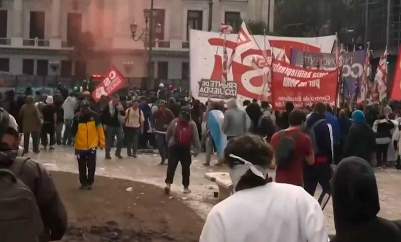 La Policía reprimió a personas que arrojaron piedras durante la Marcha Universitaria en Buenos Aires