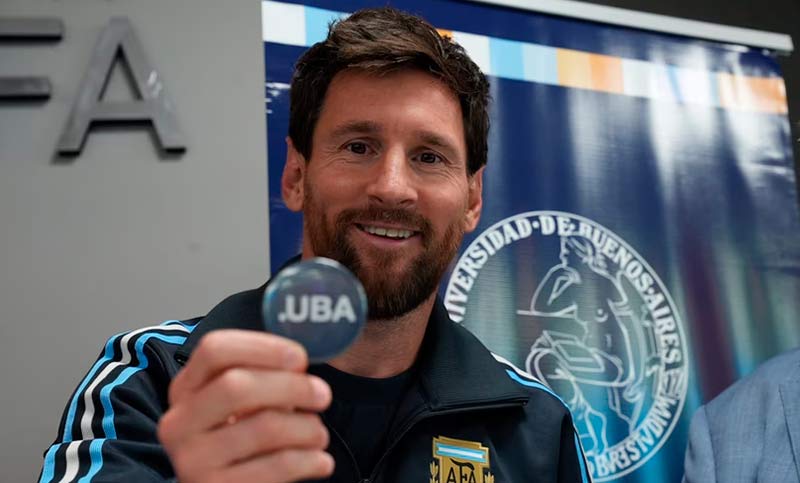 El “Doctor Messi”: en la previa del partido despedida, el “capitán” fue distinguido por la UBA