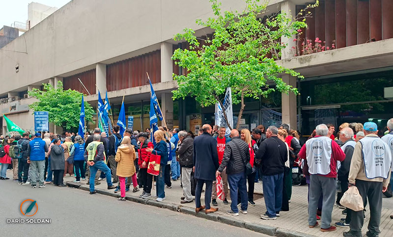 Reclamo de trabajadores y afiliados del Pami: “La crisis más fuerte es en el tema de las áreas críticas”