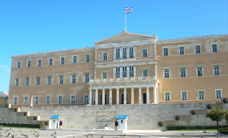 Grecia también prohibió las redes sociales a menores de 15 años