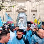 La lluvia no detiene la fe: miles de peregrinos se dirigen a Luján