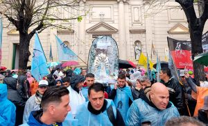 La lluvia no detiene la fe: miles de peregrinos se dirigen a Luján